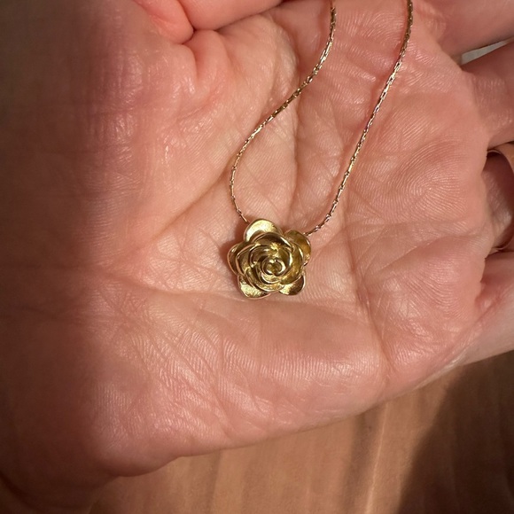 Gorgeous 18k Gold Plated Delicate Roses Necklace - Picture 4 of 5